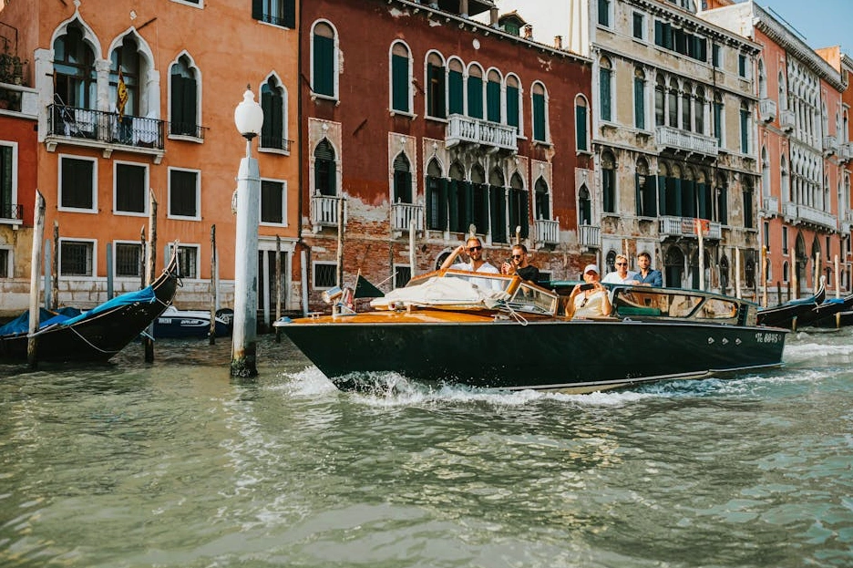 La storica e moderna città di Venezia, che simboleggia l'unione di tradizione e innovazione.